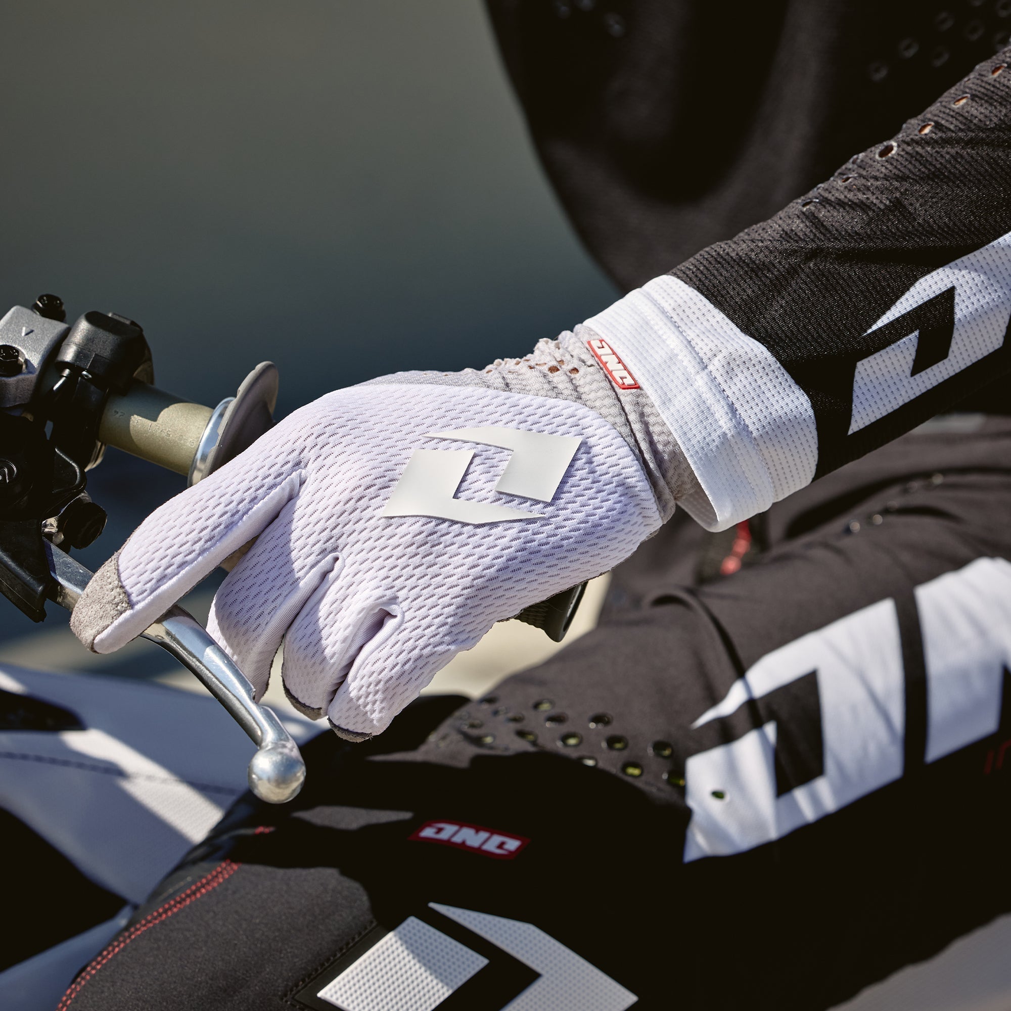 V -197 Glove - Ice White