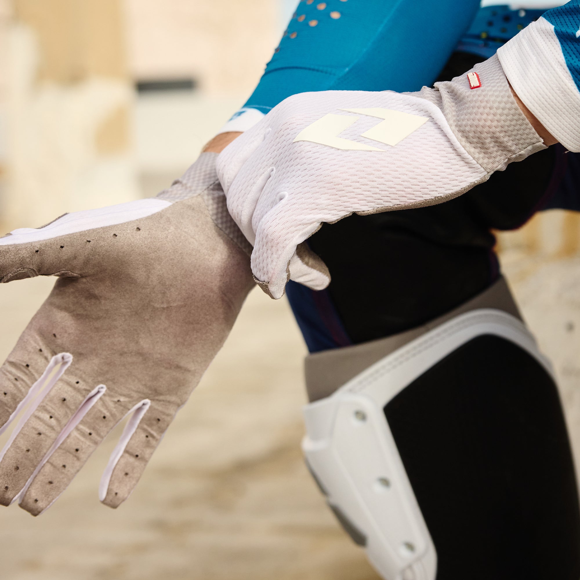 V -197 Glove - Ice White