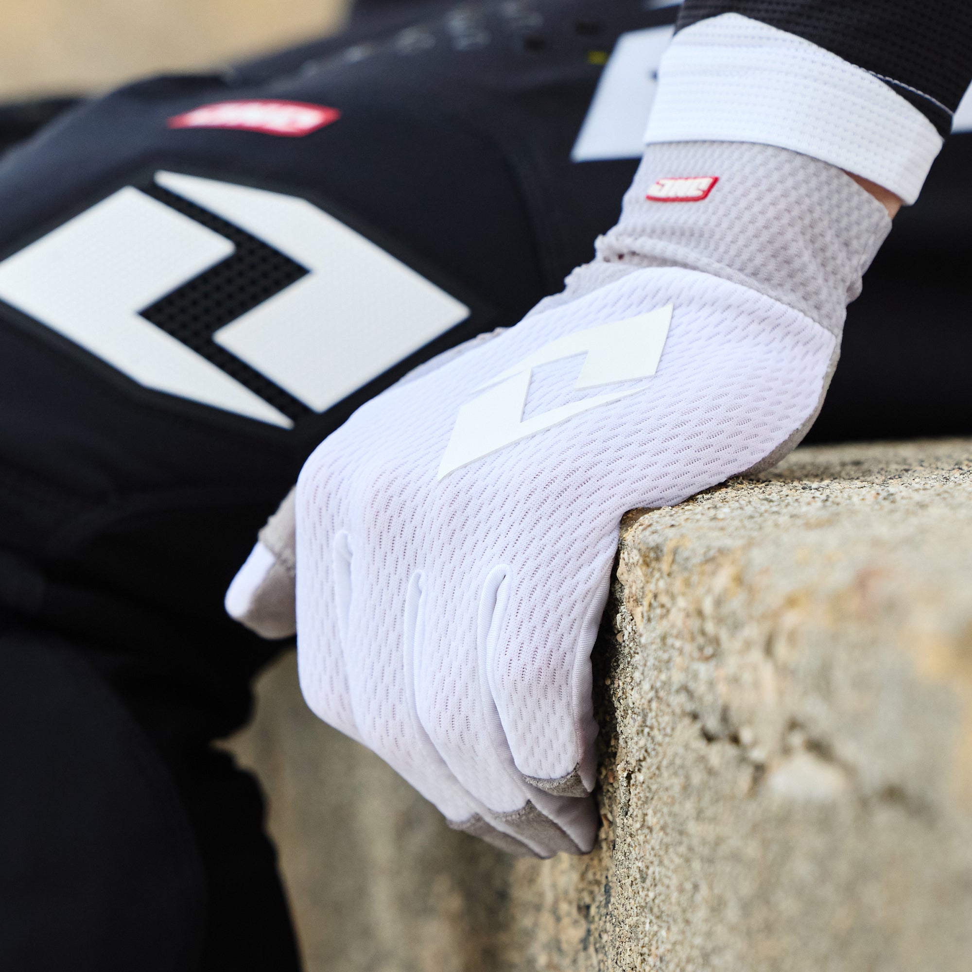 V -197 Glove - Ice White
