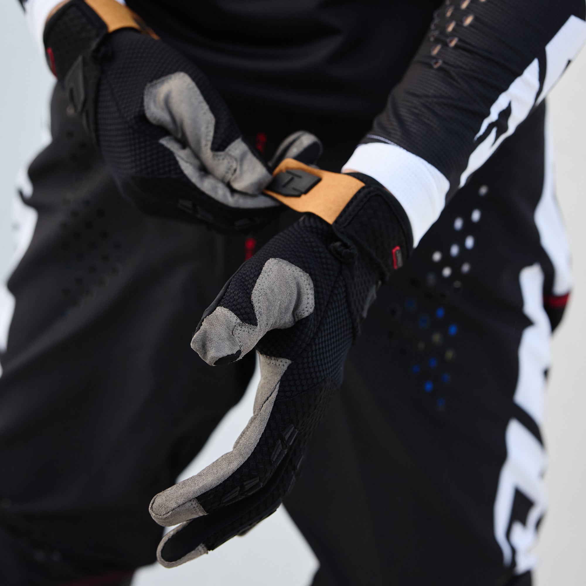 X -197 Glove - Core Black