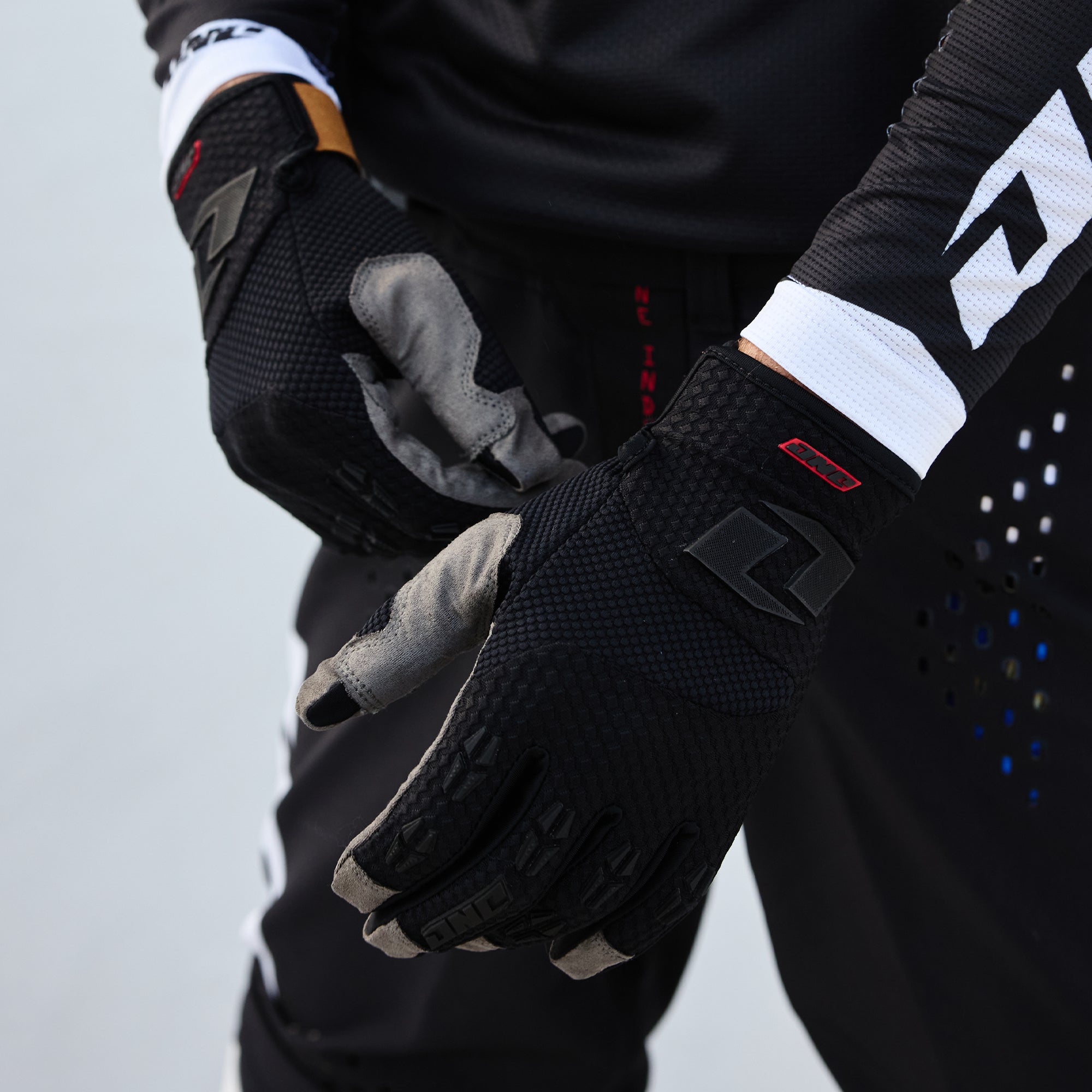 X -197 Glove - Core Black