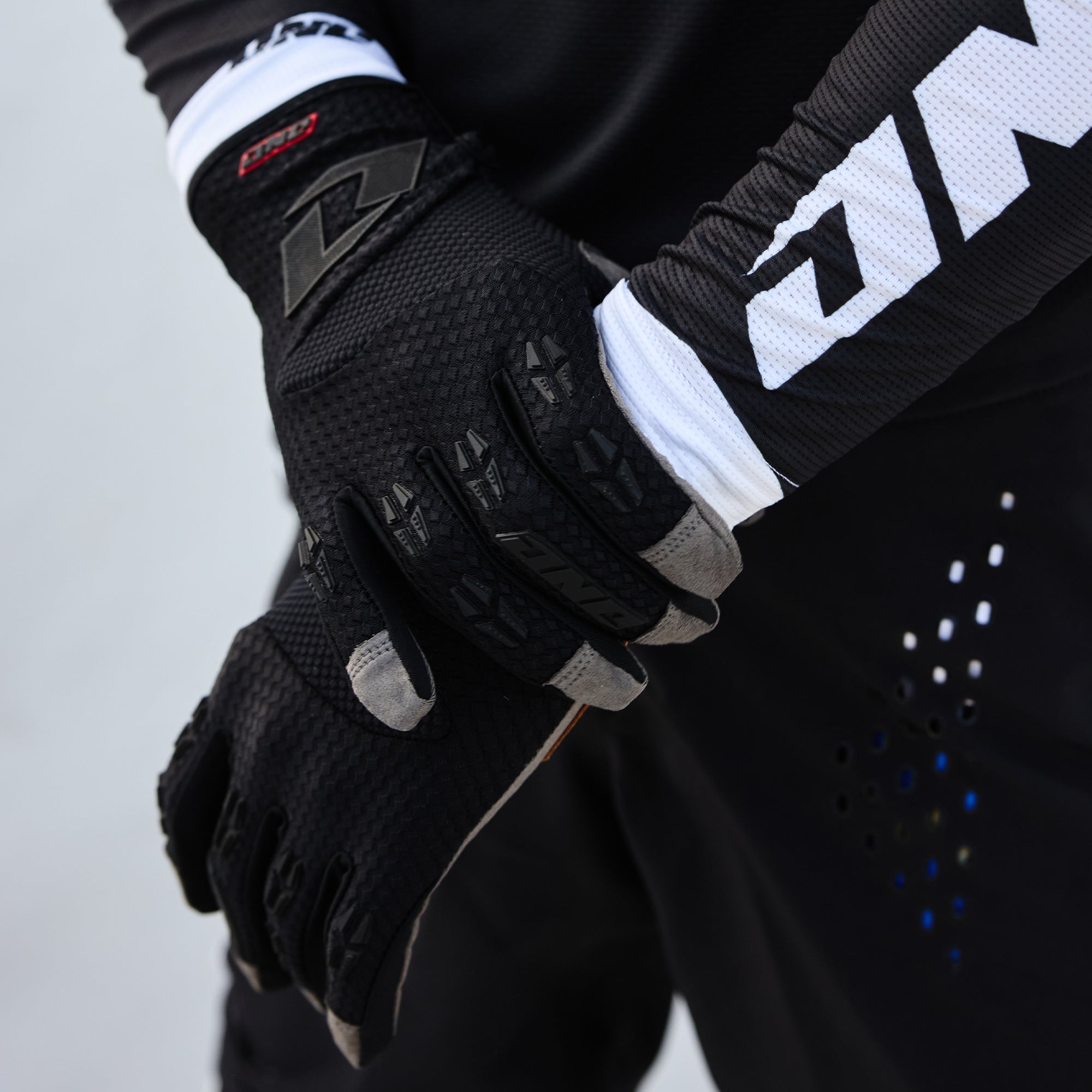 X -197 Glove - Core Black