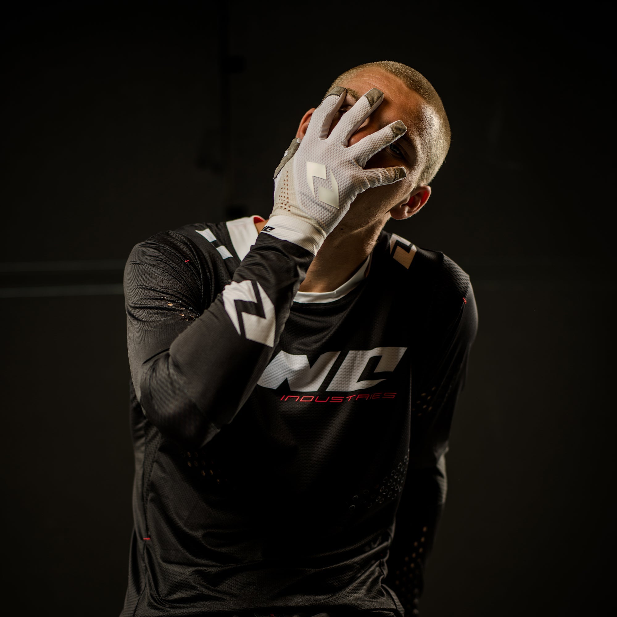 V -197 Glove - Ice White