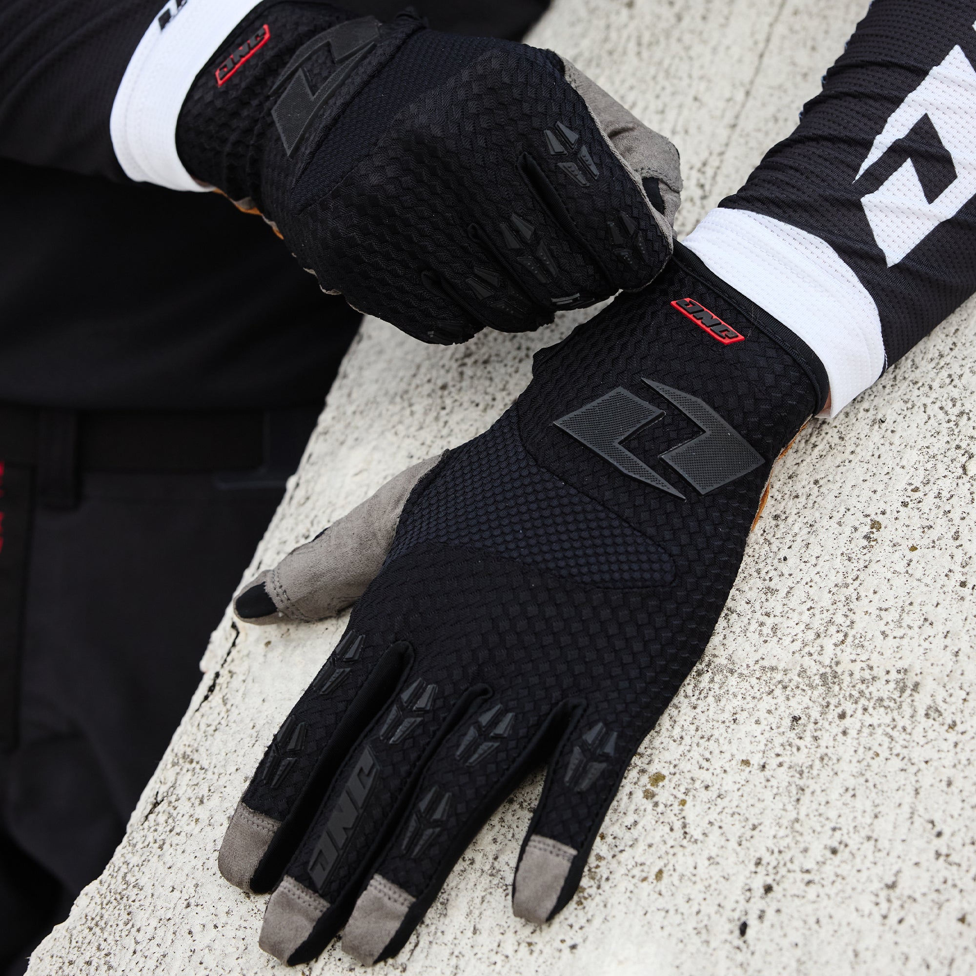 X -197 Glove - Core Black